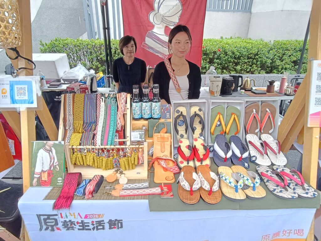 ▲現場的擺攤呈現原住民文化多元的藝術氛圍,格外引起注意。(記者 辛澎祥/攝)