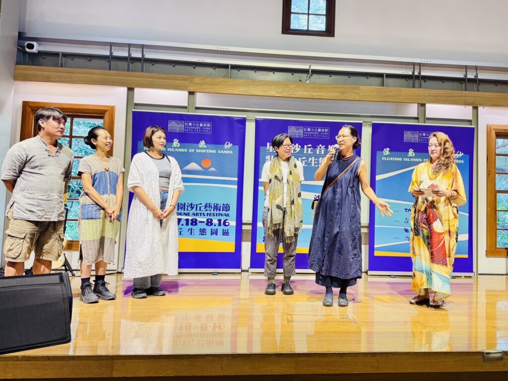 ▲今年參與活動展演的藝術家們，說明其作品的創作理念。（記者 辛澎祥/攝）