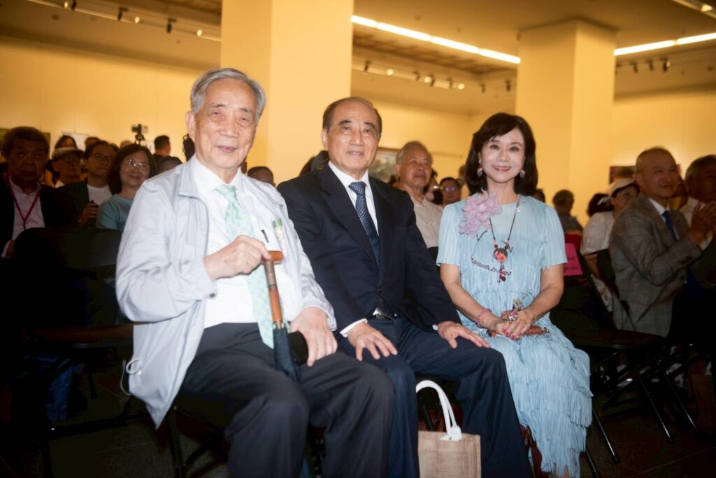 ▲黃光男教授(左)與王金平院長(中)與陳志芬理事長都是多年舊識,這次並大力支持與肯定陳志芬理事長這次國際巡迴展的策辦圓滿成功。(圖/陳志芬 提供)
