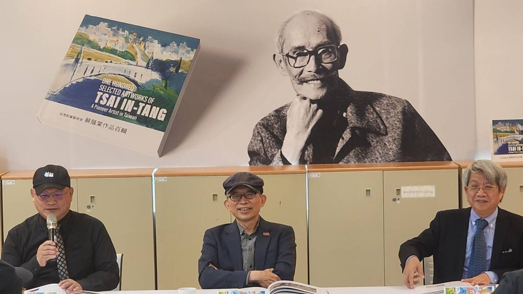 ▲臺灣前輩藝術家蔡蔭棠的作品百輯新書的編製撰鐡三角為致理科技大學多媒體設計系助理教授陳奕愷（左起）臺藝大藝政所教授廖新田及亞洲大學通識中心專任教授潘襎，並分享此書的出版製作過程，備受好評。（記者 辛澎祥/攝）