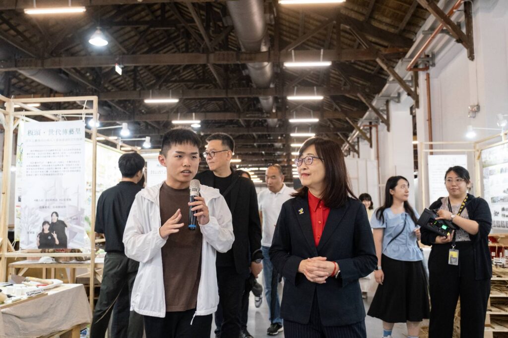 ▲臺北市副市長林奕華（右）聽取特展導覽人員的作品說明，對活動內容展現高度興趣。（圖/松山文創園區 提供）