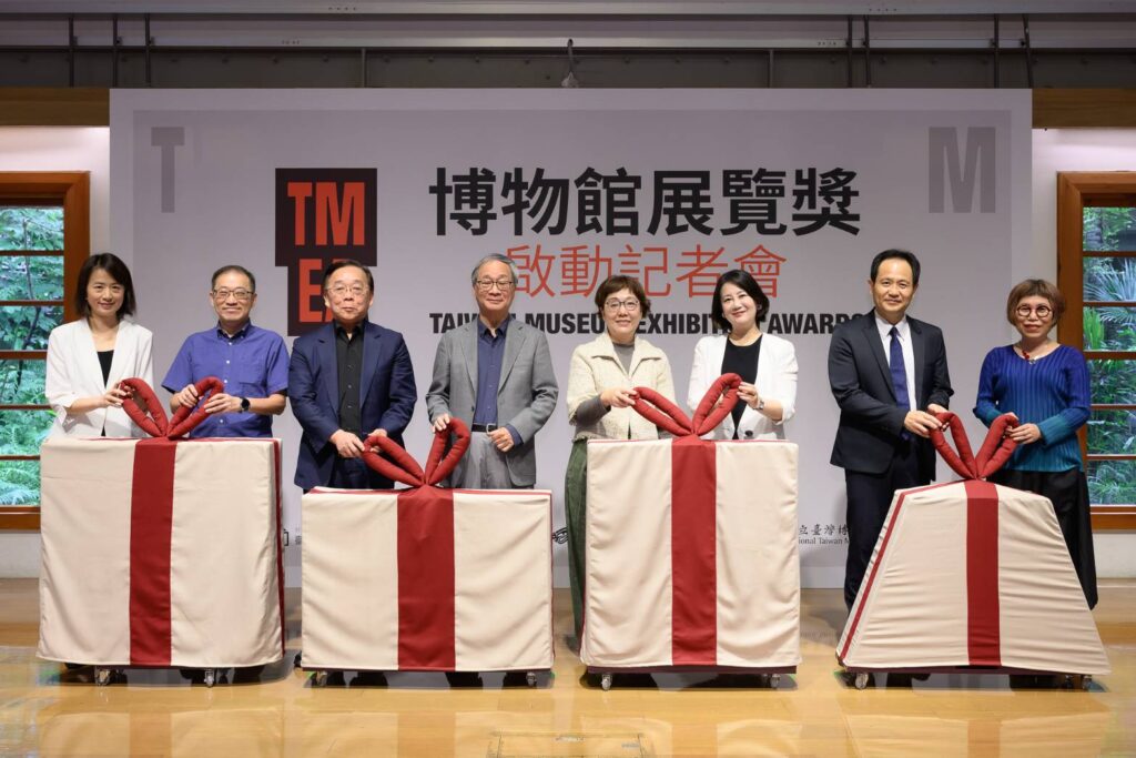 ▲與會貴賓揭開了啟動的儀式，使博物館展覽獎進入實質的啟動行列。（圖/文化部 提供）