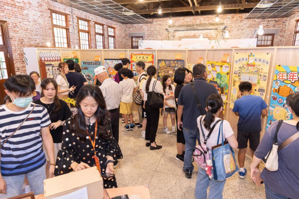 ▲活動的主辦讓參與的家長與學童能在活動內容中進行互動交流。（圖/臺北市立文獻館 提供）