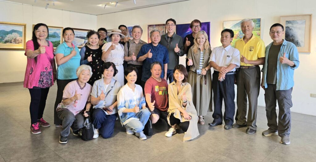 ▲參加「山海相連 詩情畫意」聯展的臺東在地參展藝術家們，在展場愉快合影並享受夏日午後藝術氛圍所帶來心靈沈靜的美感。（記者 詹佳綺/攝）