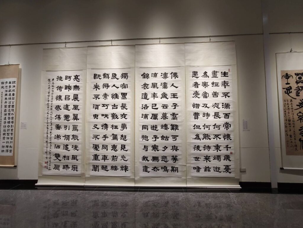 謝宗安的四連屏作品，在展場的主牆展示，成為大家關注的焦點。（記者 陳安婷/攝）