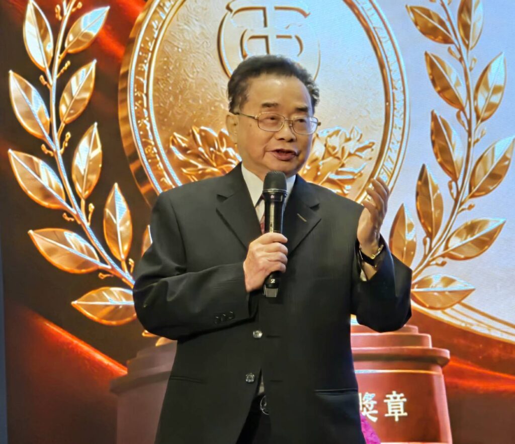 ▲中國文藝協會理事長王吉隆致詞時介紹8位榮獲榮譽中國文藝獎章的得獎人，以及與會的多位高知名度藝文界領導人所擔任頒獎人的背景，讓出席頒獎典禮的藝文界人士有直接訊息的掌握。（記者 詹佳綺/攝）