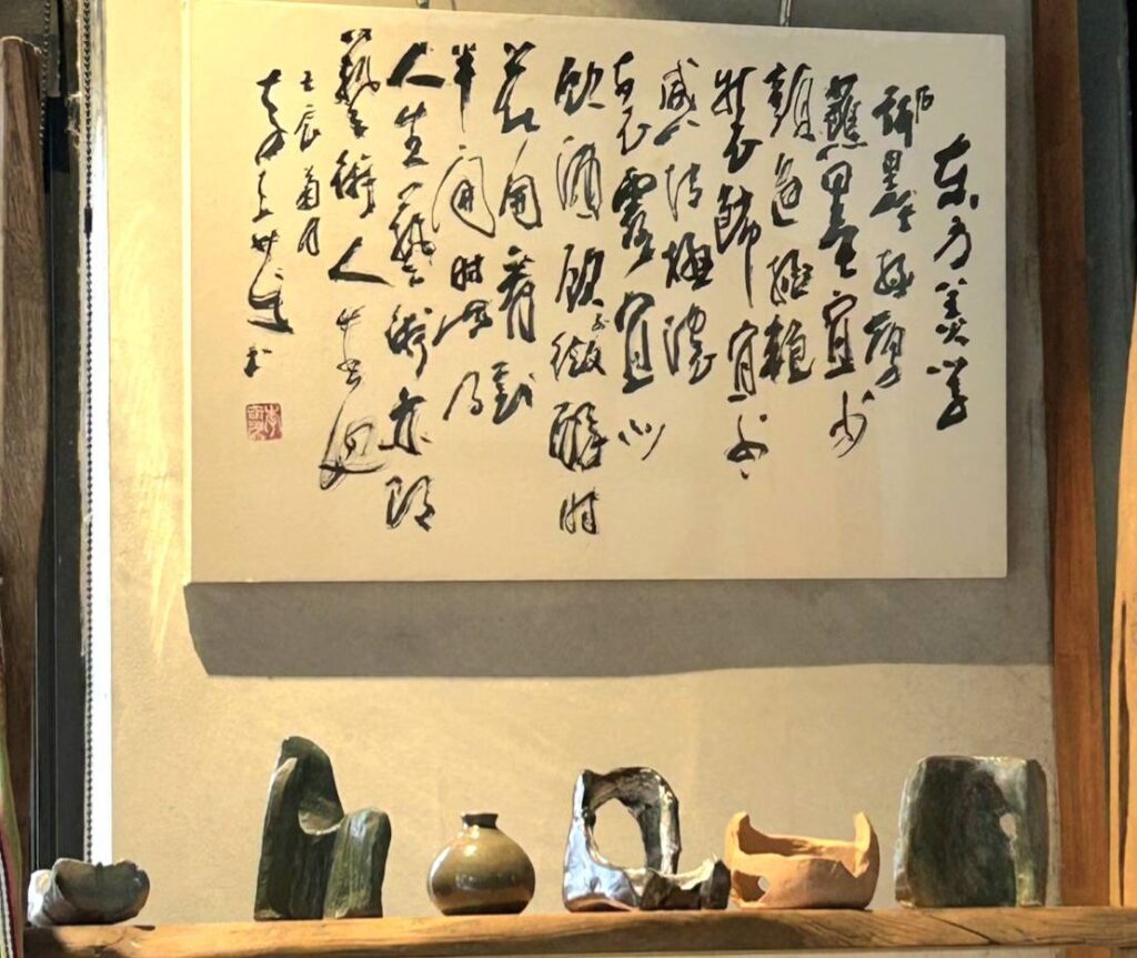 ▲林永發教授的老師李奇茂大師所書寫的墨寶,在室內多處牆上懸掛著,相當聚焦。(記者 詹佳綺/攝)