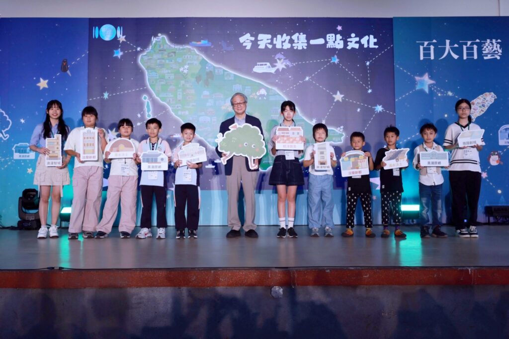 文化部長李遠（左6）與國小、國中、高中的圖文、影音特優得主一同點亮臺灣合影。（圖/文化部提供）