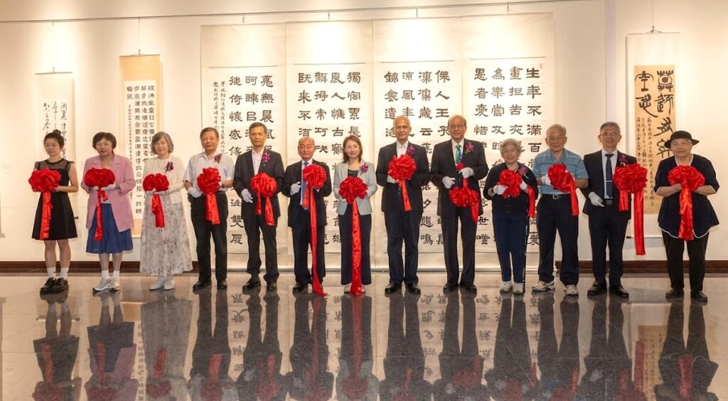 中華書道學會24日舉行國際書法展，開幕式上進行剪綵儀式，為此書壇重要年度展覽盛事揭開序幕。（圖/陳義仁攝）