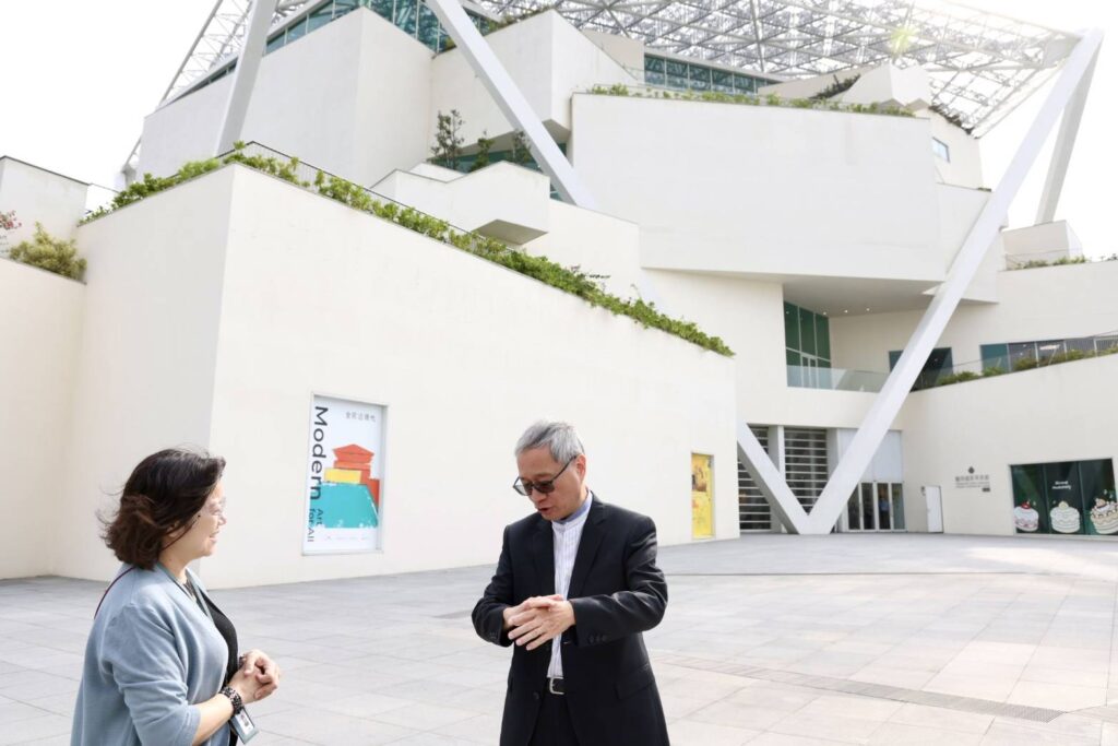 ▲文化部長李遠（右）與臺南國家美術館籌備處主任莊佩樺討論場館植栽養護情況。（圖/文化部 提供）