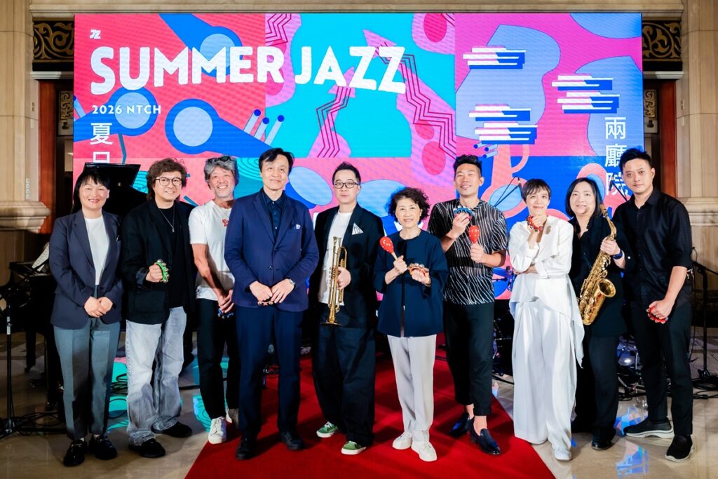 國家兩廳院藝術總監邱瑗(右五)與2026兩廳院夏日爵士宣告記者會演出者大合照。（圖/國家兩廳院提供，攝影Gelée Lai）