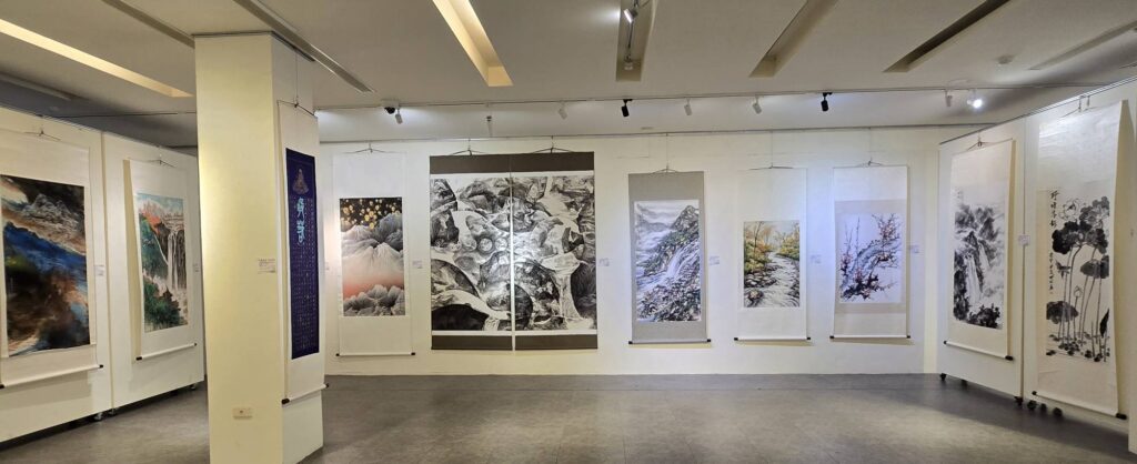 傳統水墨與現代水墨交織相融的作品展出，帶給觀者寬廣的觀展視野。（記者 詹佳綺/攝）