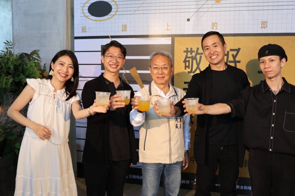 林茂盛代理縣長享用宜蘭特色風味的爵士調飲。（圖/宜蘭文化局提供）