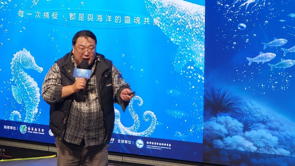 ▲競賽評審委員暨製作人王東璽老師歡迎大家加入競賽拿獎行列,為海洋探索之旅留下歷史見證。(記者 辛澎祥/攝)