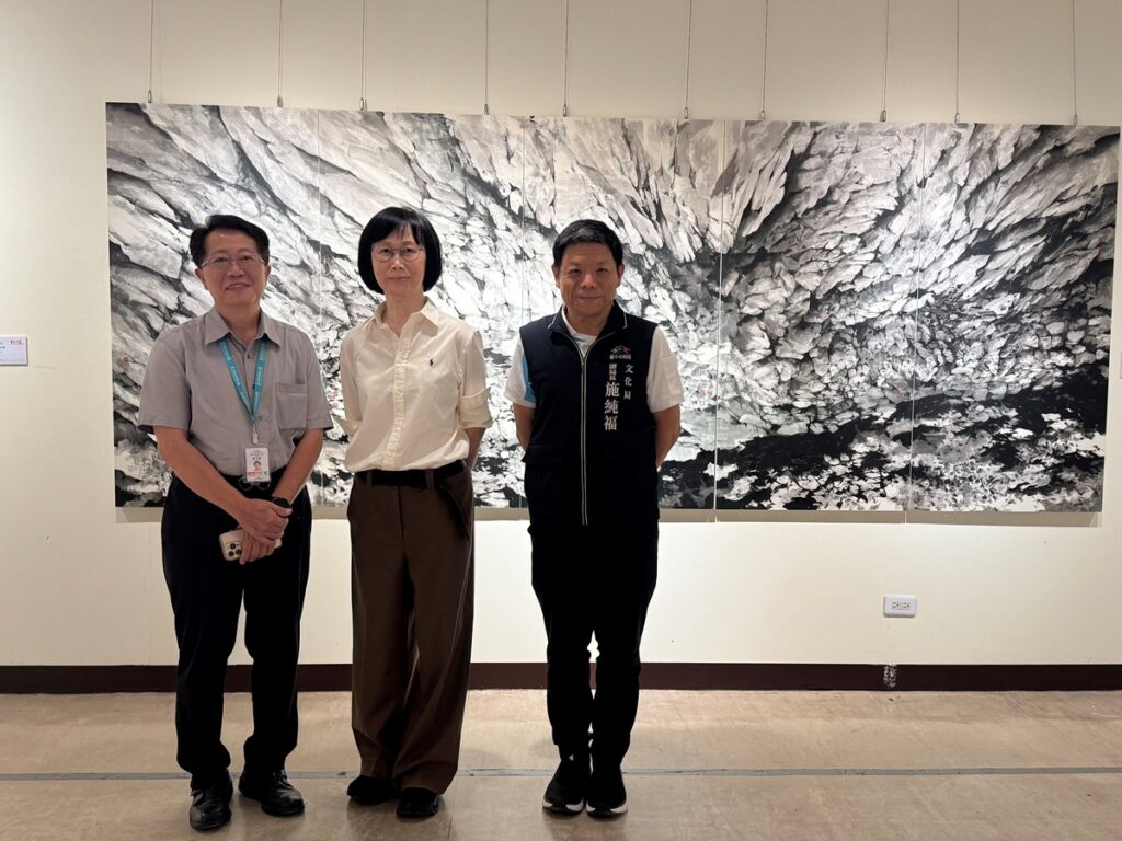 蔡式媚(中)代表台中藝術家參展，與文化局施純福副局長(右)及大墩文化中心陳文進主任攝於作品前。（圖/文化局提供）
