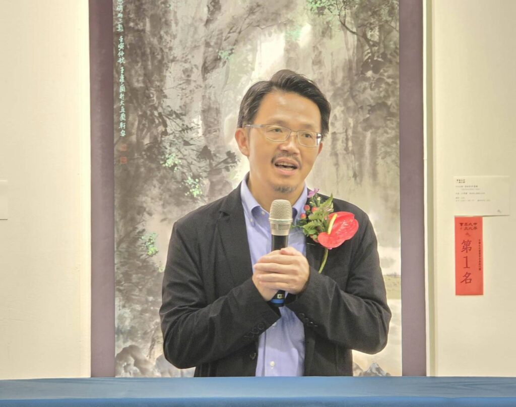▲臺藝大書畫藝術學系系主任蔡介騰主任指出，看到會員展出這麽精彩多元的作品，可想像涂璨琳老師教學的努力與創新的一面，涂老師設置獎勵制度，讓學生與會員有良善目標可循，令人敬佩。（記者 詹佳綺/攝）