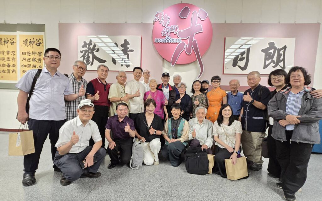 ▲多位書家與書會領導人在開幕式後與謝季芸合影留念，展現書藝傳承的優良美德與風範。（記者 詹佳綺/攝）
