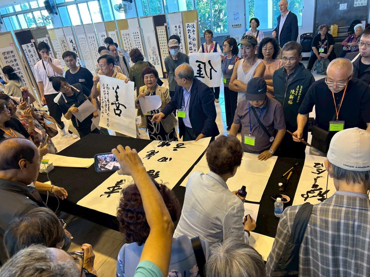 墨韻跨國界  書藝耀古都  第32屆國際書法聯盟展臺南登場  國際書藝家府城作品展  呈現傳統線條文字的跨世代對話  備受矚目
