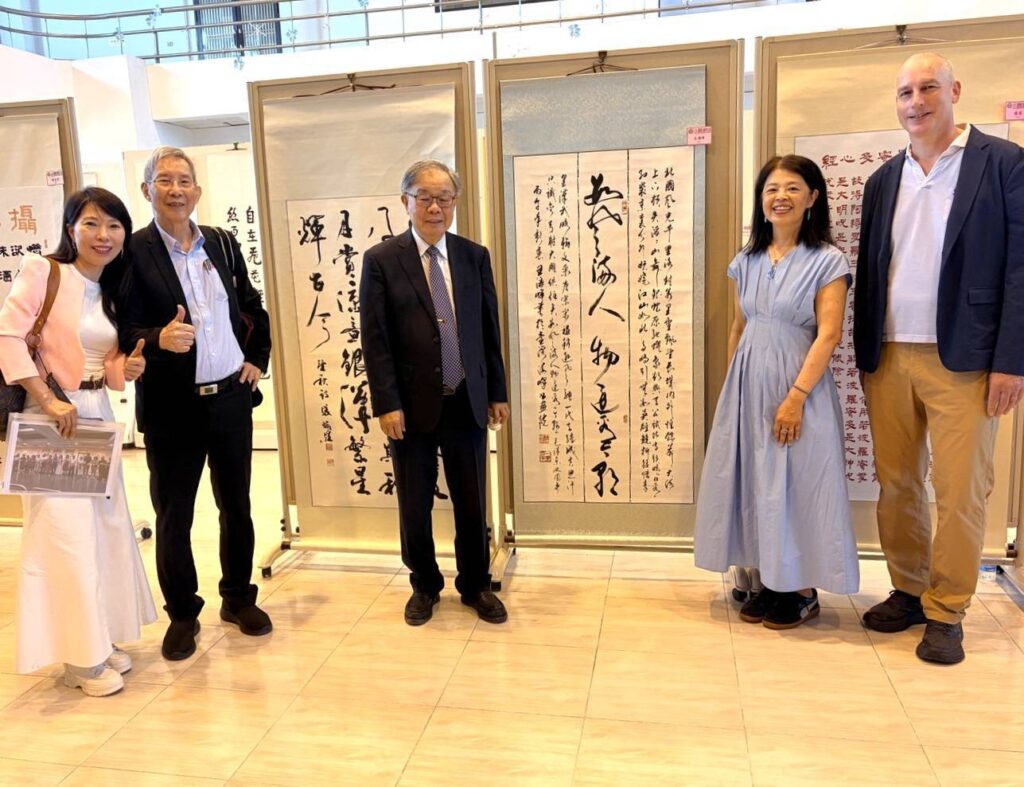 ▲國際書法聯盟總會會長張炳煌教授(中)與活動主協辦方代表在展場合影留念。(圖/國際書法聯盟總會 提供)
