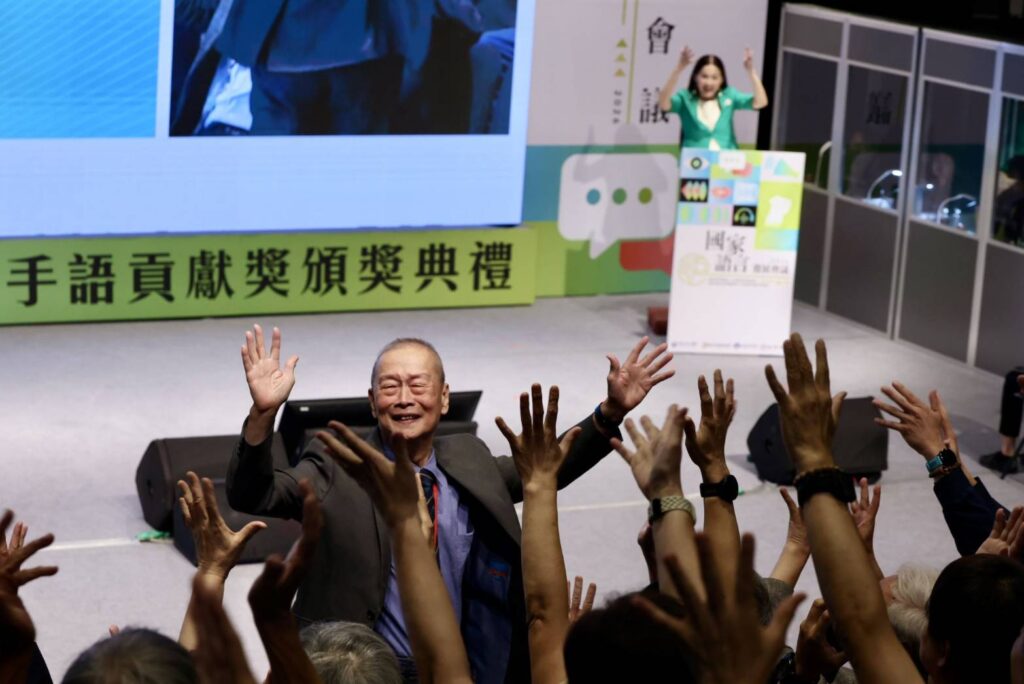 ▲顧玉山在會場受到親友與民眾的熱烈歡呼，場面熱烈。（圖/文化部 提供）