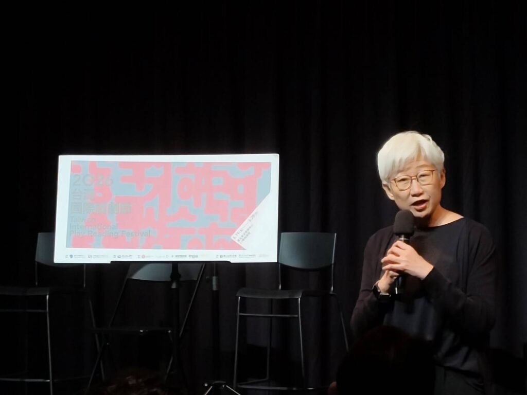 北藝中心王文儀董事長說明劇本是深度文化經驗交換的良好載體。（記者 陳安婷/攝）