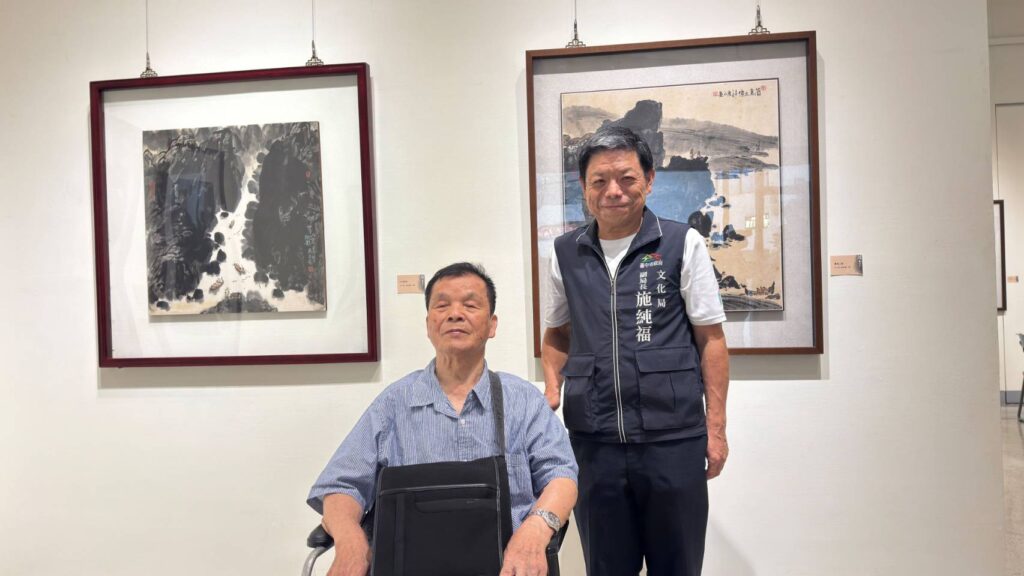 ▲臺中市政府文化局副局長施純福（右）與藝術家李惠正教授展場作品前合影留念。（圖/大墩文化中心 提供）