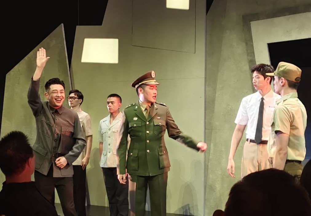 時尚設計師李明川(左)的跨界演出，讓人重回1990年代的士林夜市。（記者 陳安婷/攝）