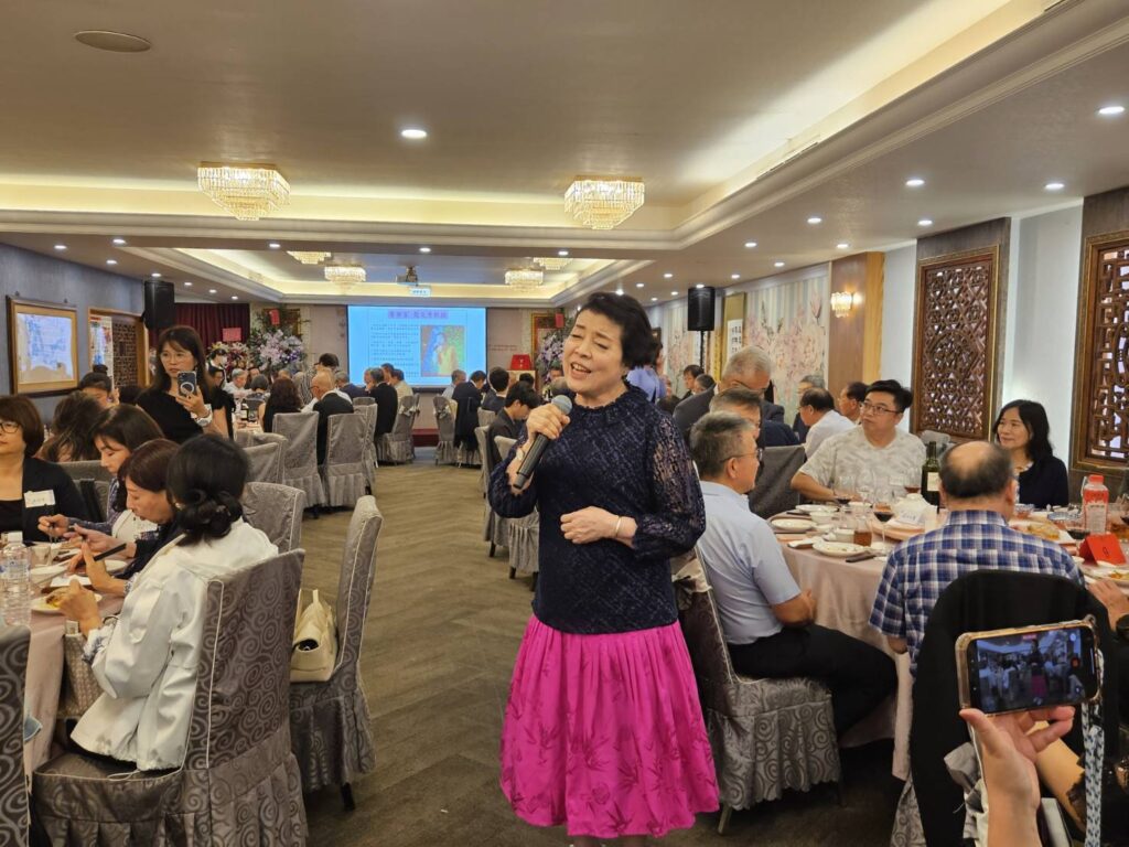 ▲知名國際聲樂家簡文秀教授特別在晚宴上為與會貴賓演唱多首膾炙人口的歌曲，受到廣泛且熱烈的迴響。（記者 辛澎祥/攝）