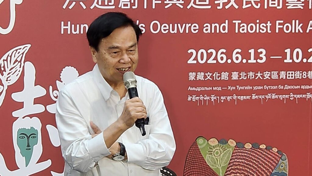 ▲藝術家雜誌發行人何政廣說明了素人畫家洪通在50年前於美國新聞處首展時的盛況,令人記憶猶新。(記者 辛澎祥/攝)