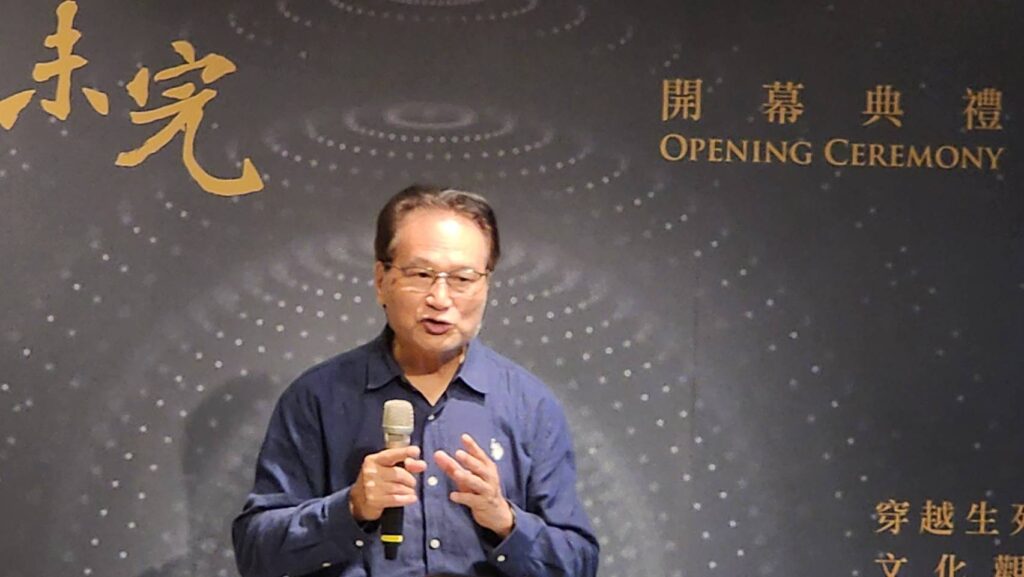 ▲策展顧問中研院院士李豐㮘認為,本展跨越年齡與時代,啟發以生命的智慧去面對生死。(記者 辛澎祥/攝)