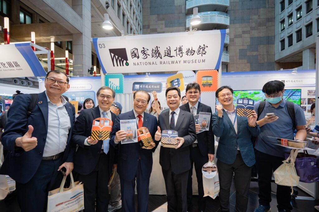 ▲臺鐡高層主動出擊賣便當，讓鐡路便當節生色不少。（記者 辛澎祥/攝）