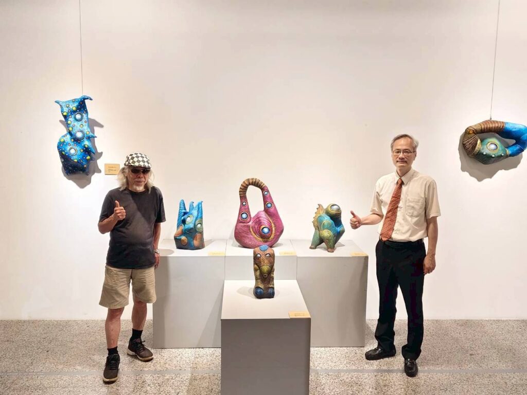 ▲彰化生活美學館館長尹彙武（右）與許自貴老師在展場開心合影留念。（圖/彰化生活美學館 提供）