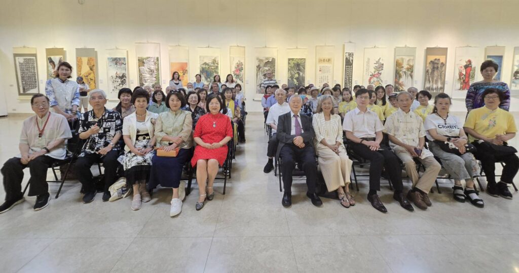 ▲東亞藝術研究會的年度名家大展熱鬧登場,參與其中的會員、顧問與貴賓們藉由觀摩交流展現藝術交融的默契,現場顯得格外熱絡。(記者 詹佳綺/攝)