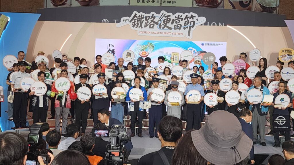 ▲臺日兩地的便當品牌企業，卯足了勁行銷便當與周邊產品品牌，場面熱烈。（記者 辛澎祥/攝）