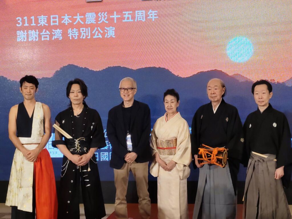 日本重要無形文化財綜合指定保持者、小鼓演奏家望月左武郎，以及音樂總監、太鼓演奏家由有、能管演奏家鳳聲晴久、日本舞踊家花柳茂義實等藝術家合影。（記者 陳安婷/攝）