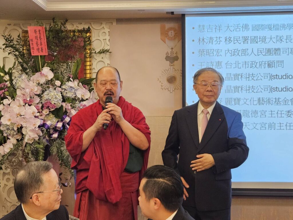 ▲嘎檔巴佛教會慧吉祥大活佛（左）特別出席晚宴為與會貴賓祝禱祈福。（記者 辛澎祥/攝）