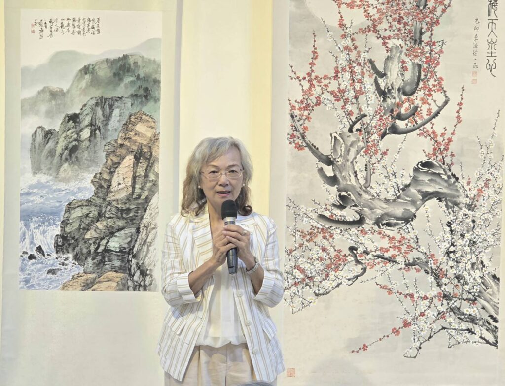 ▲臺藝大教授劉素真也是參展藝術家之一,她對能參與這次大展感到榮耀之外,也與大家共勉持續創作,讓藝術技藝得以更加精進。(記者 詹佳綺/攝)