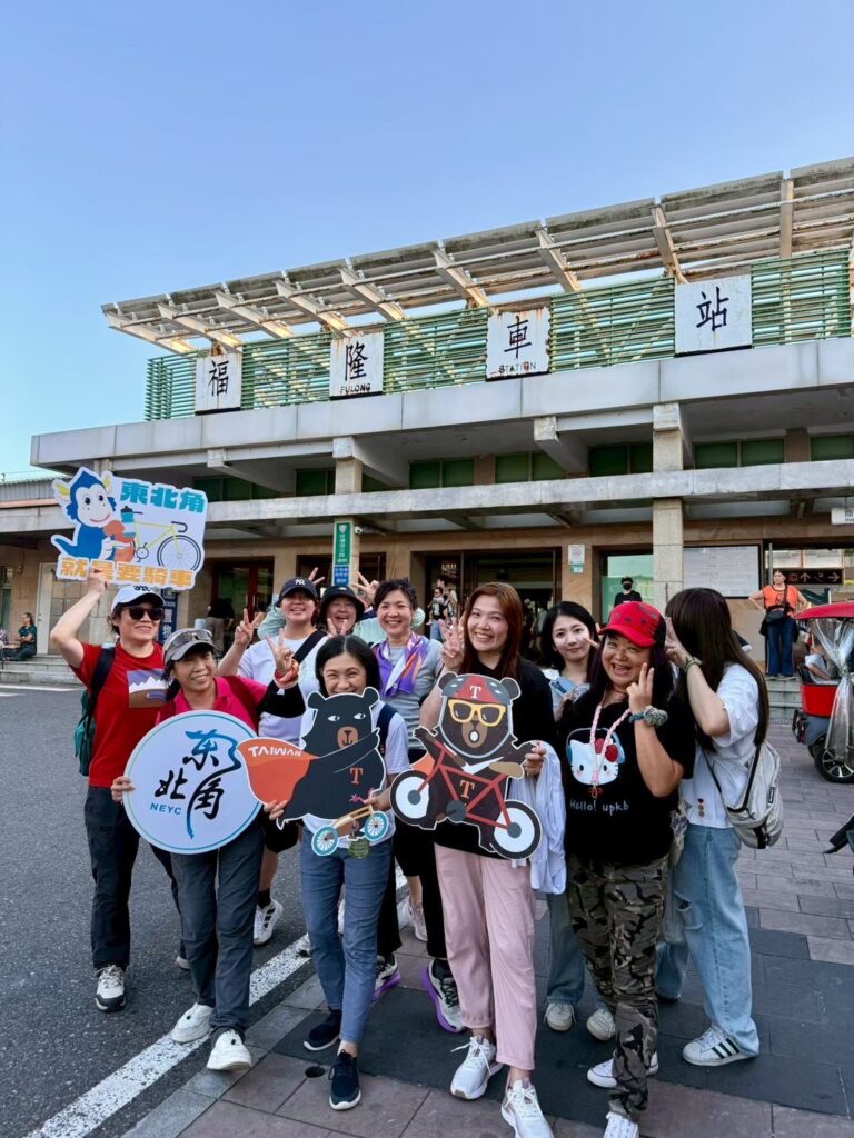 ▲騎遇東北角自行車小旅行福隆車站合影。（圖/觀光署 提供）