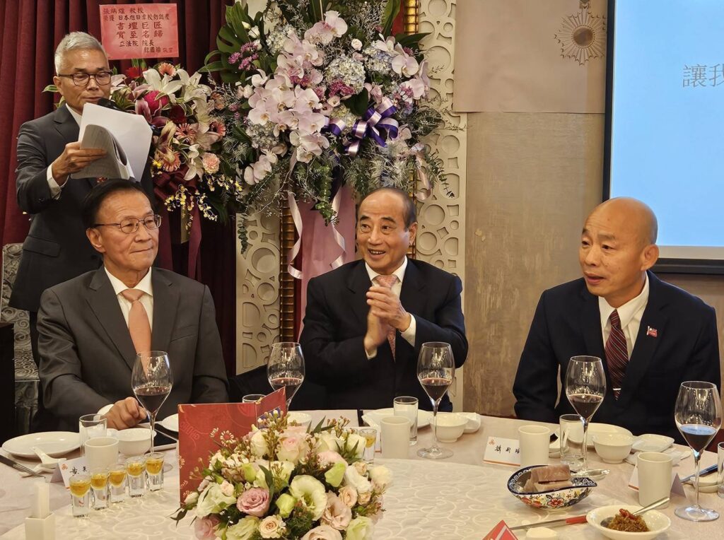 ▲出席晚宴貴賓雲集，淡江大學校長葛煥昭博士（左起）前立法院長王金平與立法院長韓國瑜都是座上賓，並致詞讚賞張炳煌教授在書藝創作與教育傳承的成就。（記者 辛澎祥/攝）