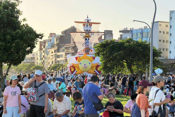 ▲2026淡江航海趣活動自於淡水金色水岸盛大啟航以來,憑藉全球知名IP的魅力與全新通車的淡江大橋,吸引數萬名動漫迷與各地遊客湧入朝聖。(圖/新北市觀旅局 提供)