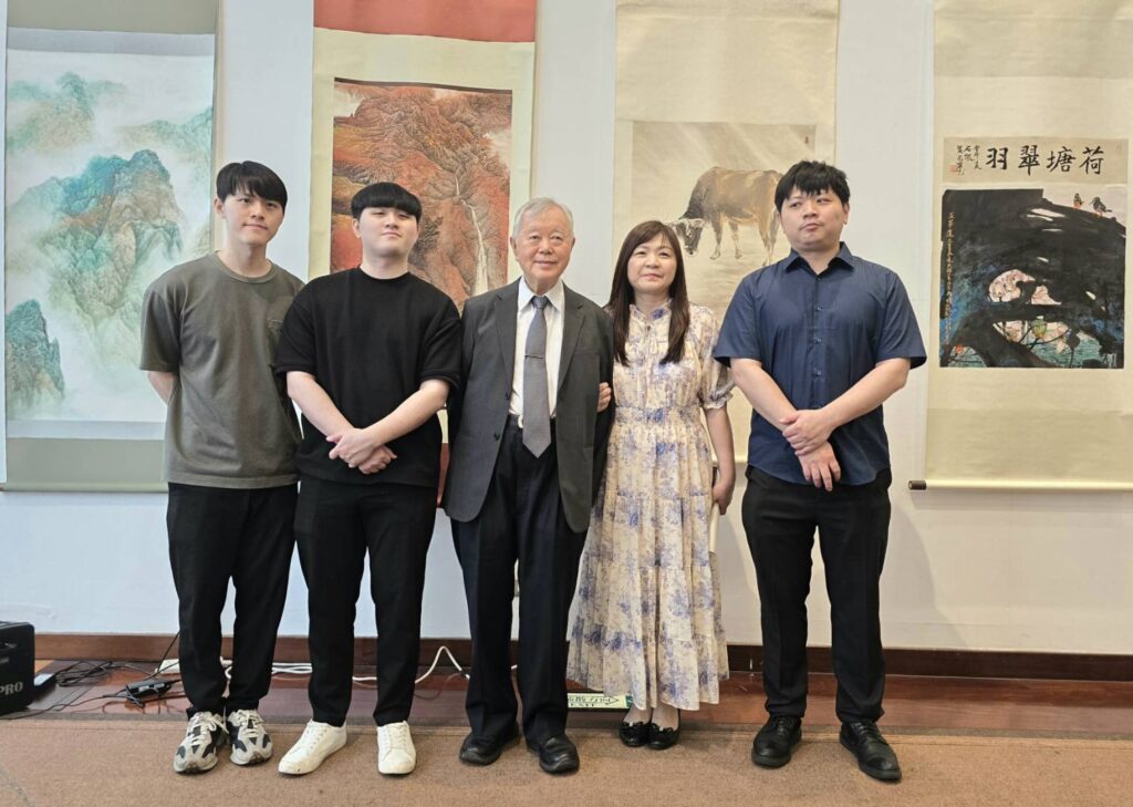 ▲楊企霞教授(右二)的三個兒子為了今天的展覽開幕式,特別到場向她表達道賀與加油打氣,中為臺藝大榮譽教授也是知名水墨畫家蘇峰男教授。(記者 詹佳綺/攝)