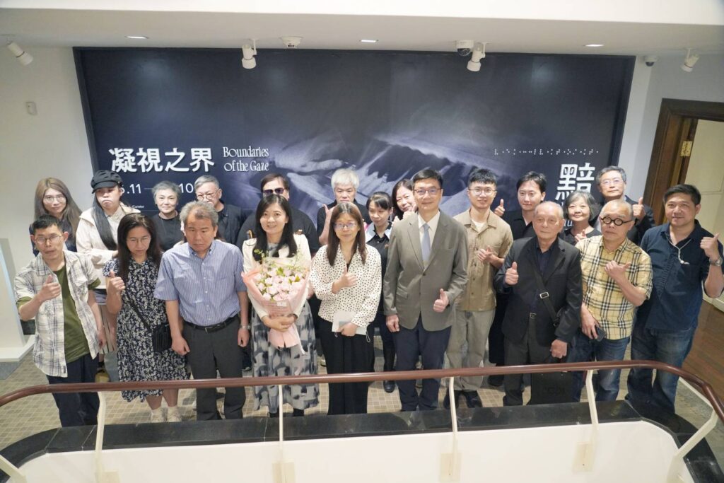 ▲與會貴賓及攝影家們在開幕式上合影留念。(圖/國美館 提供)