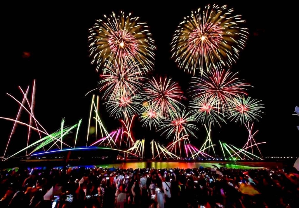 ▲澎湖年度海上花火節受到國內外旅客及遊客踴躍參加活動。(圖/觀光署 提供)