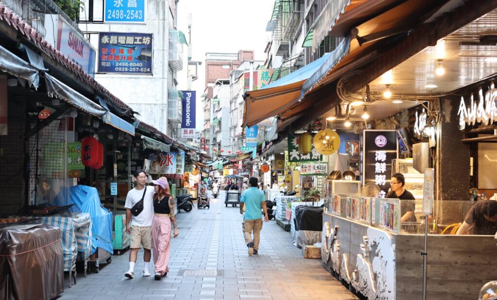 ▲金山老街匯聚在地美食與人文風情,吸引遊客駐足探索。(圖/新北市觀旅局 提供)