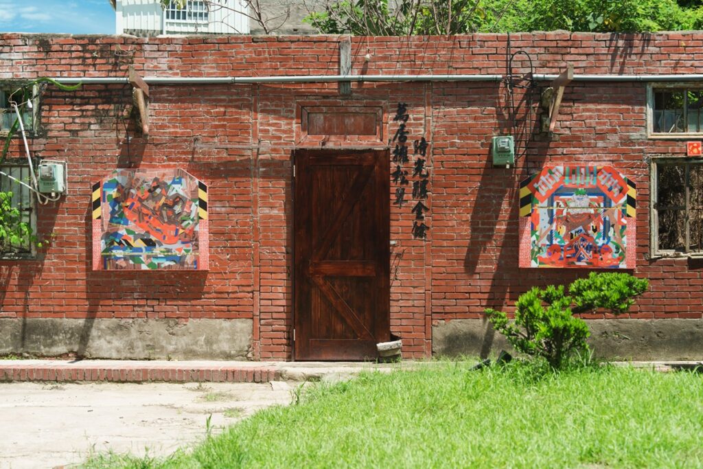 作品《海風佮王船》以文興宮王船信仰為背景，透過現成物拼貼與複合媒材，重新轉譯地方記憶與海岸文化。（圖/文化局提供）