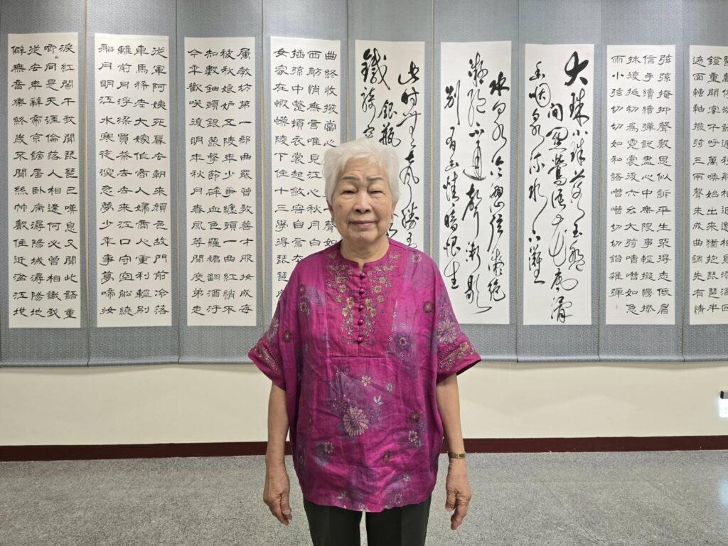 ▲知名女書法家的揮毫奶奶謝季芸，舉辦了88米壽書法展，展現她這一生與書法結緣創作的分享，帶給大家驚嘆連連的成果，格外受到書壇的矚目。（記者 詹佳綺/攝）