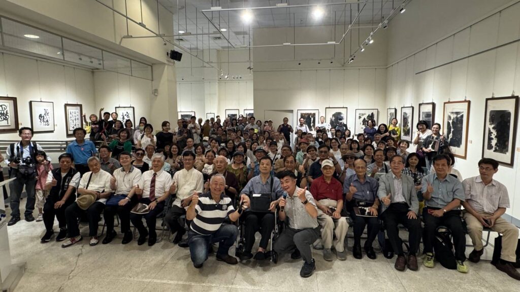 ▲出席李惠正85水墨回顧展的展覽開幕式貴賓，開心合影留念。（圖/大墩文化中心 提供）