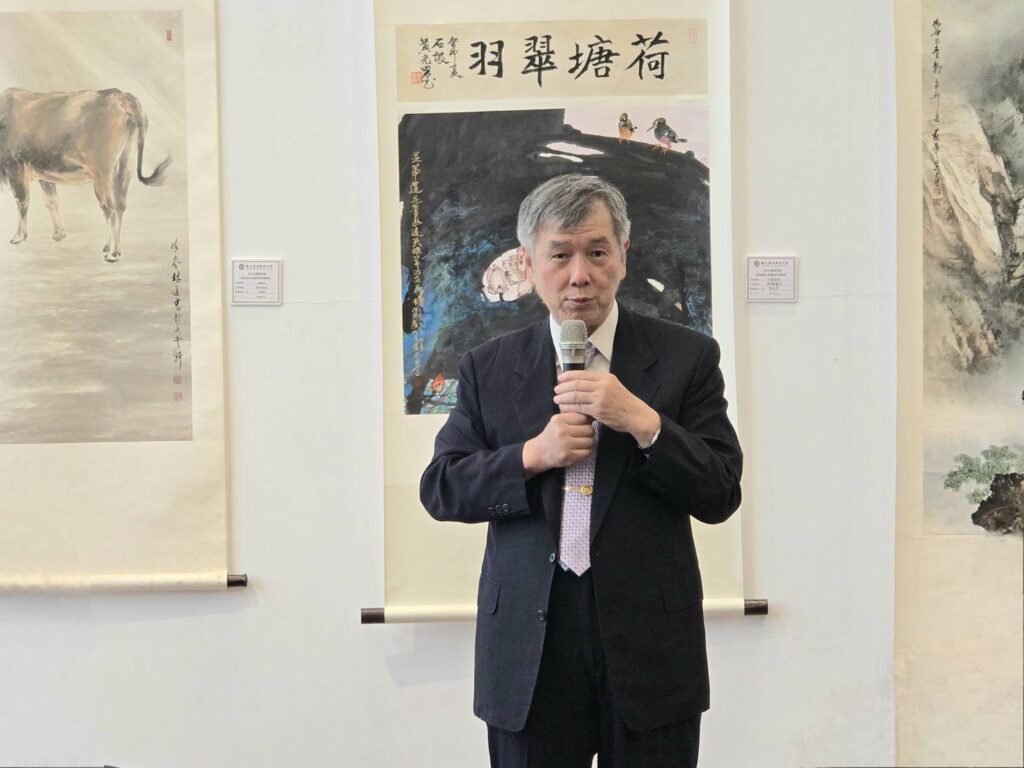 ▲淡江大學駐校藝術家沈禎教授指出,他相當佩服張進勇在藝術創作上的執著,對楊企霞教授具體而微的延續了張進勇與學會的精神,他看到了對藝術推展的用心與決心,感到十分讚佩。(記者 詹佳綺/攝)