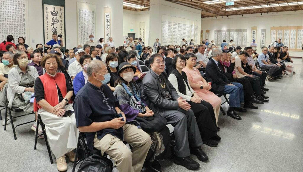 ▲出席揮毫奶奶謝季芸88書法展開幕式的書界人士逾3百人，相繼擁入國立中正紀念堂三展廳，堪稱為年度最具規模的年度藝文展覽盛事。（記者 詹佳綺/攝）