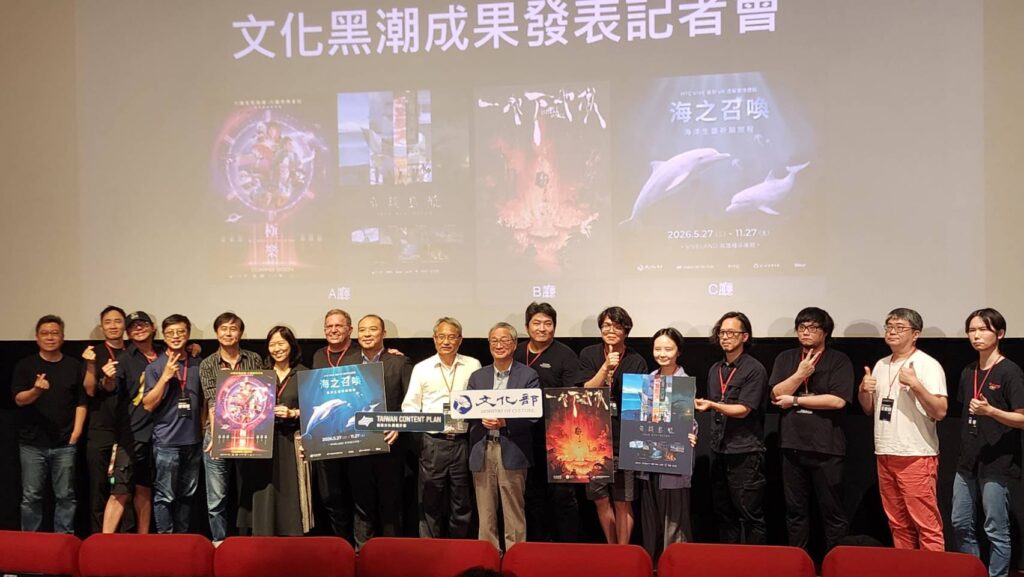 ▲文化部長李遠（中）與全體出席發佈會的編導與製作人合影，對文化黑潮的成果表達高度期待與關注。（記者 辛澎祥/攝）